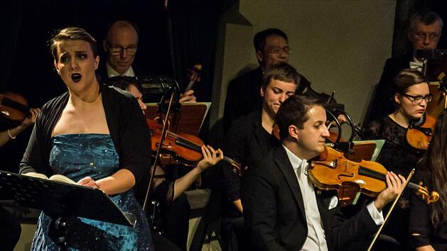 Mit ihrer ausdrucksvollen Gestaltung beeindruckte die Mezzosopranistin Kora Pavelic bei der Auff&uuml;hrung von Gustav Mahlers "Lied von der Erde" im Landestheater Coburg. Jochen Berger