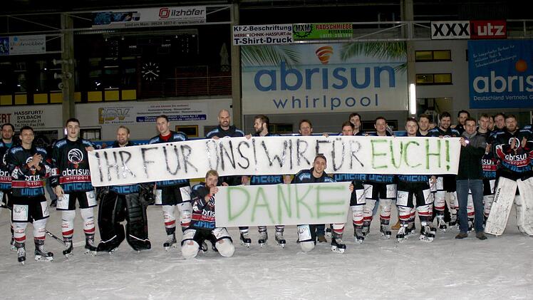 Die Spieler des ESC Haßfurt bedankten sich nach Spielende mit einem Banner bei ihren Fans.