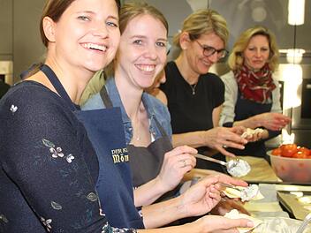 F&uuml;r Theresa Schramm war das Kochen aus 1001 Nacht eine &Uuml;berraschung zum Junggesellenabschied: Die 27-J&auml;hrige kochte gemeinsam mit ihren Freundinnen und hatte richtig Spa&szlig;.Foto: Sonny Adam