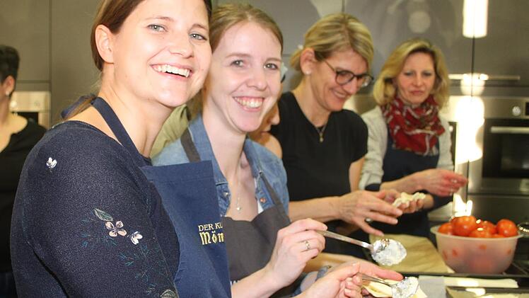 F&uuml;r Theresa Schramm war das Kochen aus 1001 Nacht eine &Uuml;berraschung zum Junggesellenabschied: Die 27-J&auml;hrige kochte gemeinsam mit ihren Freundinnen und hatte richtig Spa&szlig;.Foto: Sonny Adam