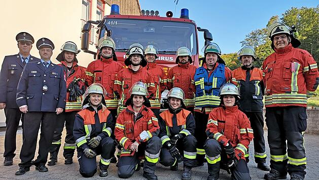 Die Pr&uuml;flinge der FFW G&ouml;&szlig;weinstein mit den Schiedsrichtern