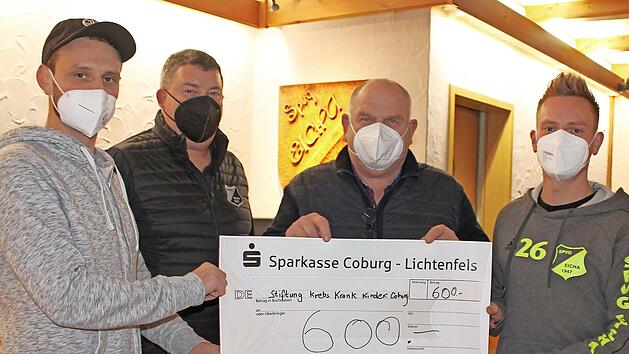 Die Fu&szlig;baller um Stefan Tauss (links), Stefan Rottmann (rechts) und Sportvorstand Timo Angerm&uuml;ller (Zweiter von links) &uuml;berreichten Hartmut Bohl den Spendenscheck an die Stiftung f&uuml;r krebskranke Kinder Coburg.