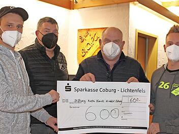 Die Fußballer um Stefan Tauss (links), Stefan Rottmann (rechts) und Sportvorstand Timo Angermüller (Zweiter von links) überreichten Hartmut Bohl den Spendenscheck an die Stiftung für krebskranke Kinder Coburg.