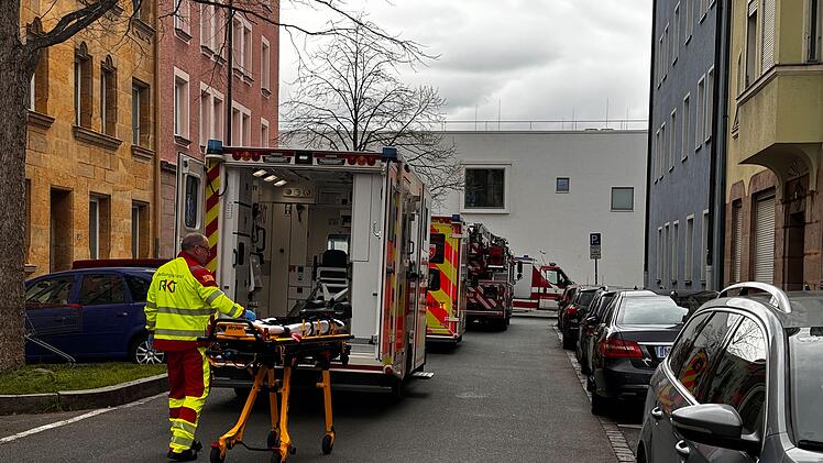 Nürnberg: Verpuffung in Wohnhaus: Zahlreiche Einsatzkräfte vor Ort