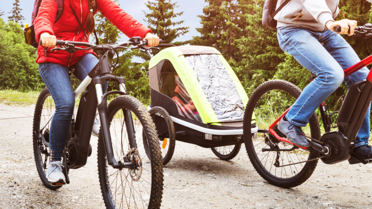 E-Mountainbikes eignen sich hervorragend für Outdoor-Abenteuer und lange Touren in der Natur. Mit ihrer robusten Bauweise sind E-Mountainbikes für anspruchsvolle Trails und schwieriges Terrain ausgelegt.