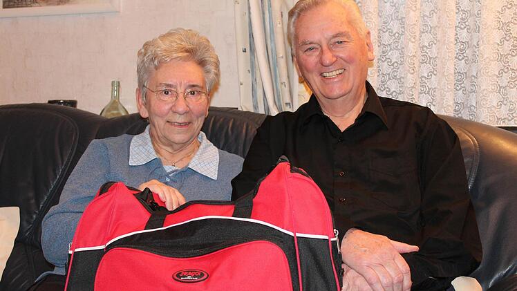 Die Reisetasche hat das Ehepaar Klatt immer in der Nähe. Foto: Borst