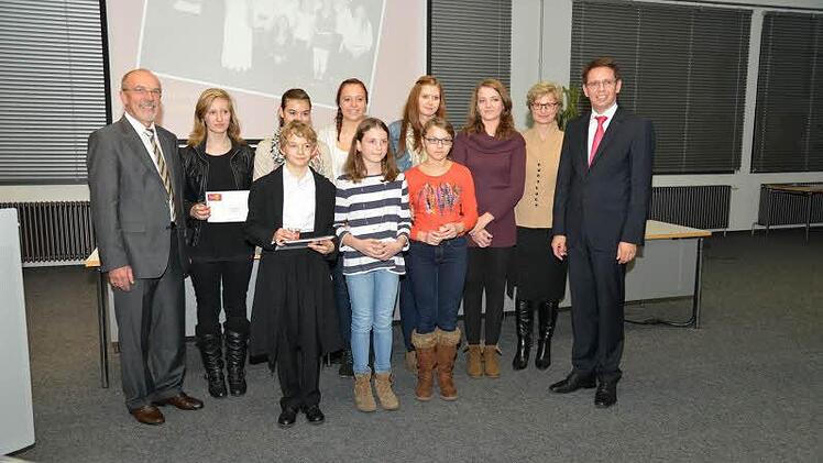 Mit dem Sonderpreis im Bereich "Herausragende kulturelle Leistungen " wurde die Theatergruppe der Siegmund-Loewe-Schule ausgezeichnet. Mit im Bild sind Ingrid Ritt (Vorsitzende der Landes-Eltern-Vereinigung, 2. v.r.), Michael Stammberger (Leiter Ausbildung der Brose Gruppe, rechts) sowie Ministerialbeauftragter Heinrich Hausknecht (links).