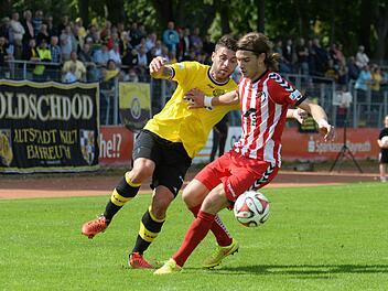 Die SpVgg Bayreuth (links Tobias Ulbricht) muss im Viertelfinale des Verbandspokals beim SV Schalding-Heining antreten. Foto: Peter Mularczyk