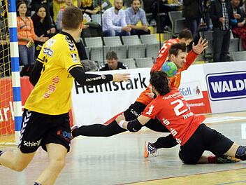 Torsteher Oliver Krechel und der neunfache Torschütze Florian Billek (im Vordergrund) zählten zu den auffälligsten Spielern beim 27:25-Heimsieg des HSC 2000 Coburg gegen Essen. Fotos: Timo Geldner
