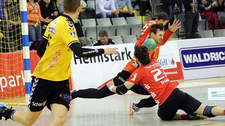Torsteher Oliver Krechel und der neunfache Torschütze Florian Billek (im Vordergrund) zählten zu den auffälligsten Spielern beim 27:25-Heimsieg des HSC 2000 Coburg gegen Essen. Fotos: Timo Geldner