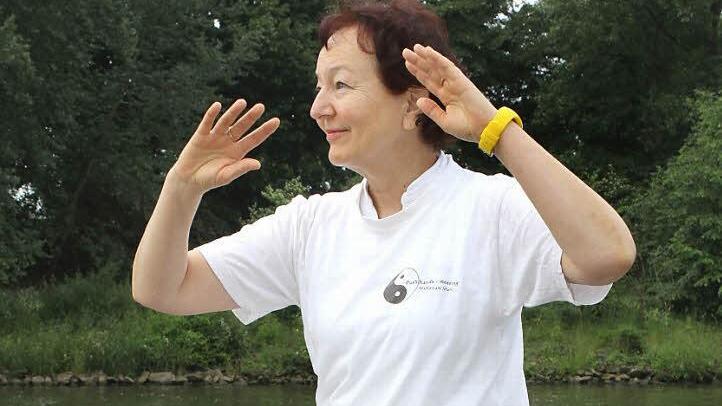 Am Main absolvierte Hella Ebel von der Taiji-Schule in Osnabrück vor den Partnerübungen "Tuishou" (Pushhands) ihr eigenes Training.