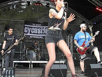 Ein Garant für einen erstklassigen Hardcore-Sound ist die Gruppe "Cycoside" mit (von links) Bassist Jörg Bergmann, Schlagzeuger Frank Bauernschmitt, Sängerin Nathalie Dombrowski und Gitarrist Andre Müller. Am 23. April spielt das Quartett im "Struwwelpeter".  Foto: Stephan Stöckel