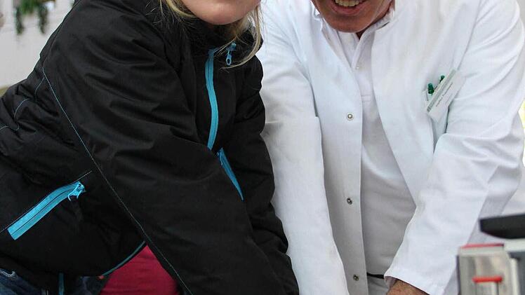 Sophie Kleinhenz (8) übt mit Steffen Trautmann, Oberarzt am St. Elisabeth Krankenhaus, die Herzdruckmassage an einer Hightech-Puppe. Foto: Benedikt Borst