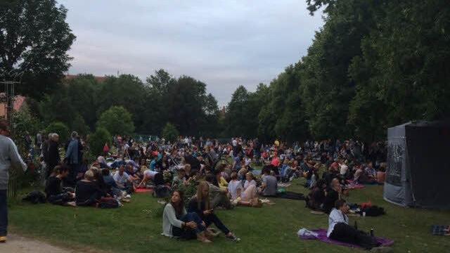 Rund um das Festivalgelände hatten jede Menge Zaungäste Picknick-Decken und -Körbe mitgebracht. Foto: Kerstin Väth