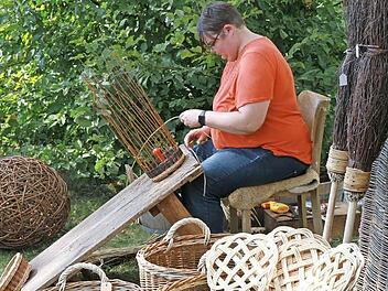 Auch Korbflechten wurde gezeigt bei der Gartenausstellung.  Fotos. Erlwein