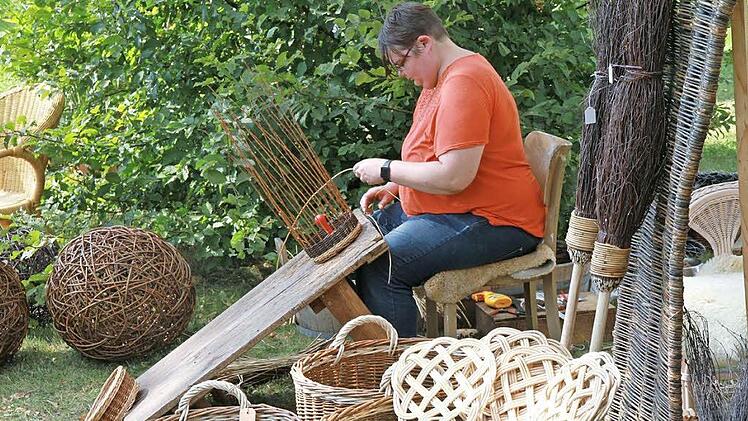Auch Korbflechten wurde gezeigt bei der Gartenausstellung.  Fotos. Erlwein