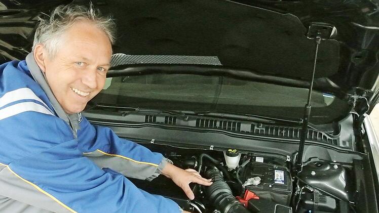 Gerhard Ankenbrand ist seit 40 Jahren Ford-Händler und führt das Autohaus Ankenbrand in Eltmann in der zweiten Generation. Seiner Meinung nach ist es wichtig, jetzt mit Maß und Ziel zu handeln. Selbst er als Autohändler fährt gerne über lange Strecken mit der Bahn.