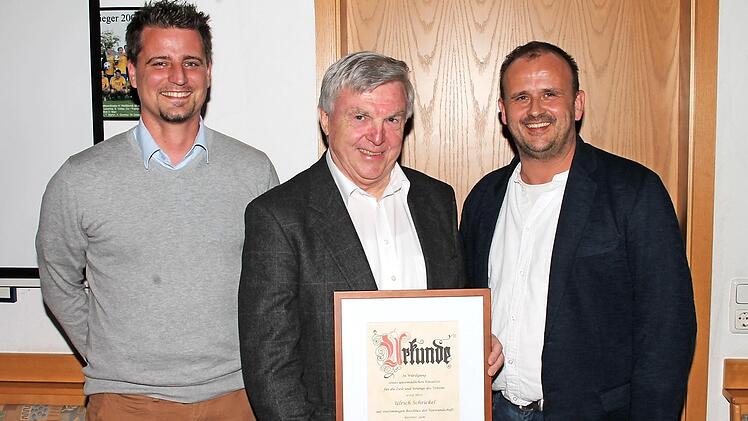 Ulrich Schrickel wurde nach über 30-jähriger Tätigkeit als Kassier zum Ehrenmitglied ernannt. Unsere Aufnahme zeigt ihn zusammen mit dem Vorsitzenden Jürgen Heidenbluth (rechts) und dem Zweiten Vorsitzenden Tobias Martin (links).  Foto: Herbert Fischer