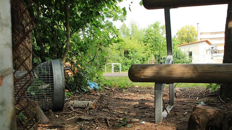 Auf dem alten Hartplatz will die Stadt Höchstadt Wohnungen bauen. Foto: Christian Bauriedel
