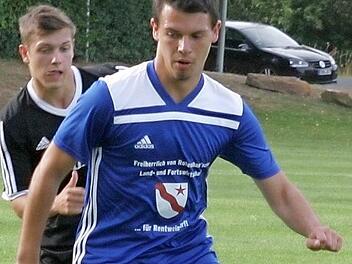 Ein Aktivposten war im Rentweinsdorfer Spiel Mittelfeldspieler Holzwarth (vorn), der viel Druck entwickelte. Foto: Dietz