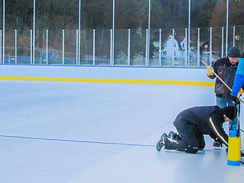 Am Mittwoch wurden auf dem Eis die Markierungen für Eishockey-Spiele aufgebracht. Foto: Katrin Geyer