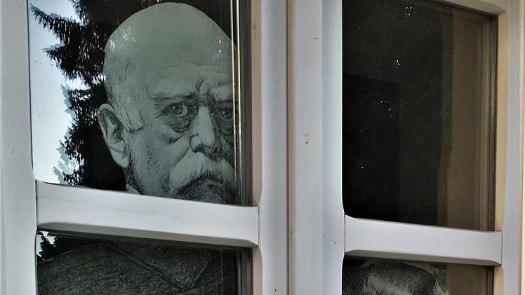 Heimlich beobachtete Reichskanzler Otto Fürst von Bismarck das gesellige Treiben im Hof der Oberen Saline.