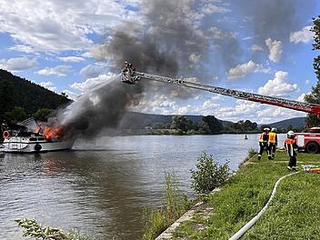 Lohr am Main: Motoryacht geht in Flammen auf - Besatzung muss evakuiert werden
