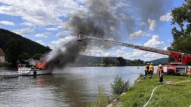 Lohr am Main: Motoryacht geht in Flammen auf - Besatzung muss evakuiert werden