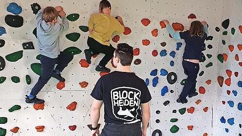 Erste Kletterversuche in der Boulderhalle.