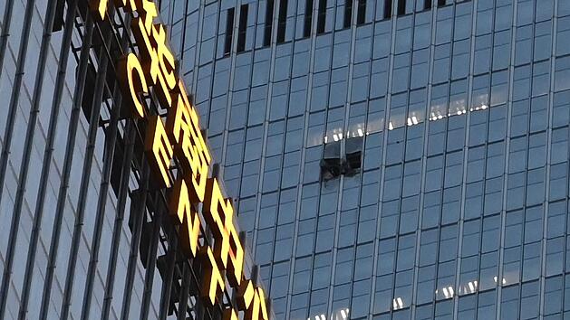 Kleinflugzeug prallt gegen h&ouml;chsten Wolkenkratzer Pekings