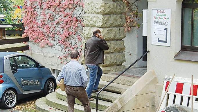 Zwei Mitarbeiter der Spurensicherung betreten am Montag nach der Bluttat das Alte Schützenhaus. Sie haben zahlreiche Hinweise gefunden, die jetzt zum Haftbefehl führten.
