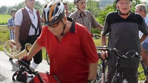 Die Radler warteten schon auf den Schnapp mit den Scheren.