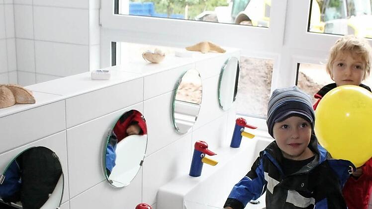 Wie schön ist ihre Krippe geworden! Die Kinder staunen über den Sanitärbereich mit den bunten Waschplätzen.
