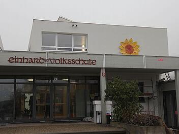 Der Eingang der Einhard-Volksschule in Euerdorf erhält bald eine neue Beschriftung.  Foto: Gerd Schaar