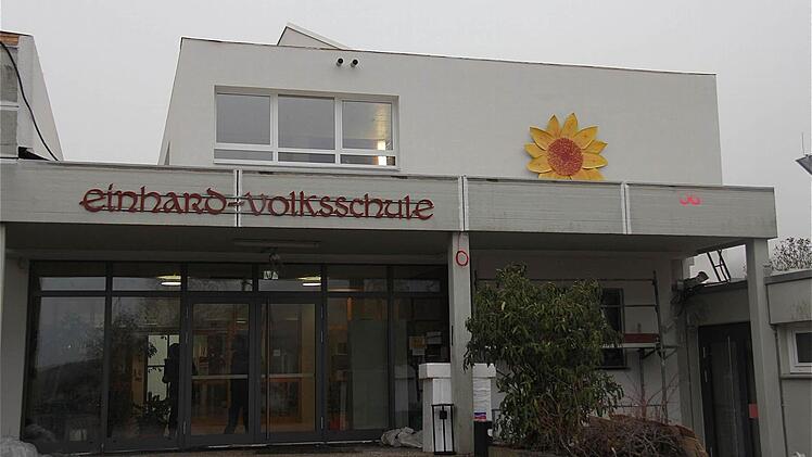 Der Eingang der Einhard-Volksschule in Euerdorf erhält bald eine neue Beschriftung.  Foto: Gerd Schaar