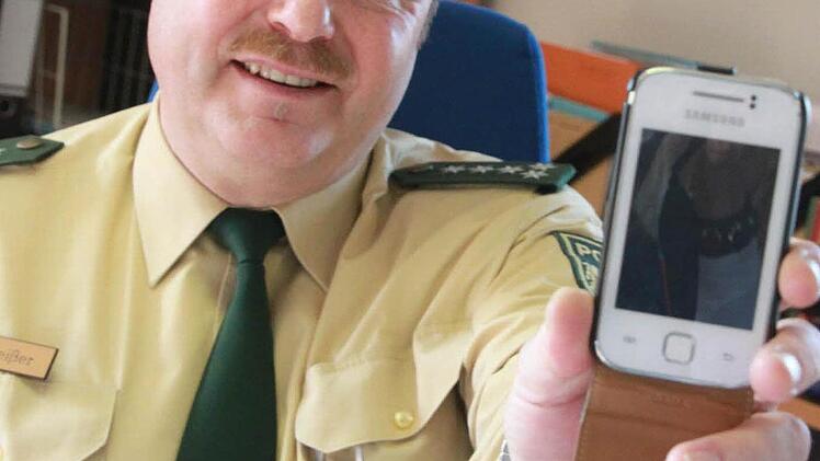 Jürgen Schmeißer hat ein Smartphone von Samsung.