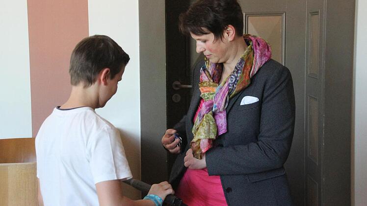 Die Schüler durften auch selbst ein Handkontrollgerät ausprobieren. Foto: Marco Meißner