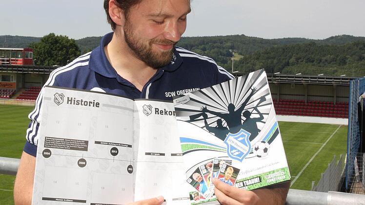 Stickerprojektleiter Alexander Pitterich mit dem ersten Exemplar des Sammelalbums