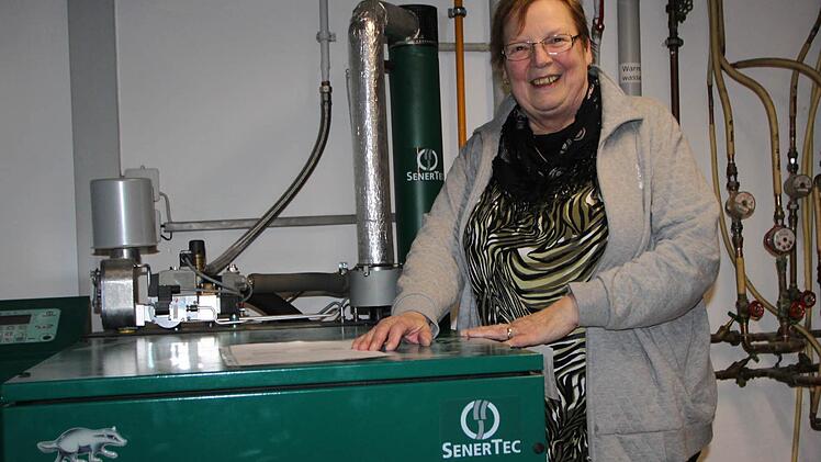 Die größte Investition steht im Keller: Gisela Ullmann zeigt die neue Heizungsanlage im "Hotel Ursula", Bad Brückenau. Foto: Ulrike Müller