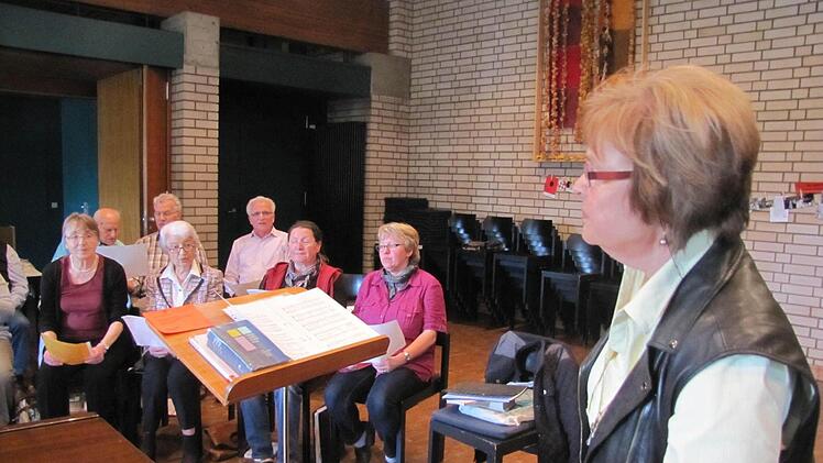 Seit 15 Jahren leitet Angelika Züger den Singkreis St. Lukas in Coburg/Ketschendorf. Der Chor feiert am kommenden Sonntag sein 40-jähriges Bestehen. Foto: Martin Koch