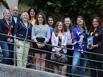 Die reiselustigen Schülerinnen mit Vertretern des Rotary Clubs Foto: Franz Galster