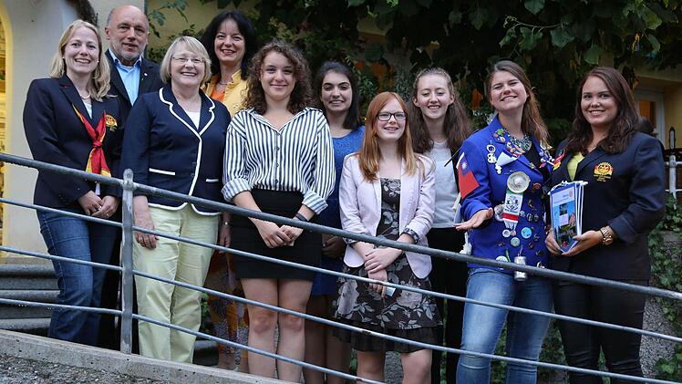 Die reiselustigen Schülerinnen mit Vertretern des Rotary Clubs Foto: Franz Galster