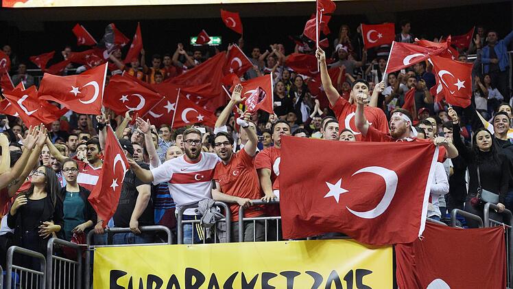 Türkische Fans feiern ihre Mannschaft nach dem Sieg über Deutschland. Foto: Rainer Jensen/dpa