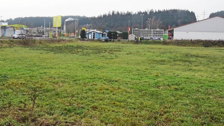 Auf diesem Gelände (vorne) soll eine "Außerklinische Intensivpflege ,Lebenswert‘" entstehen. Foto: Hofmann