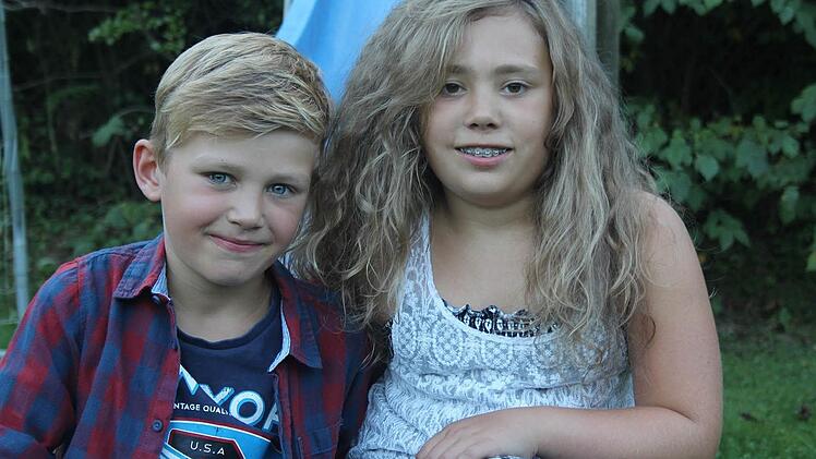 Die beiden Geschwister sind sich einig: Sie wollen ebenso wie ihr Vater Udo Madewitz die Realschule besuchen. Im Bild: Jakob und Hannah Madewitz. Foto: Veronika Schadeck