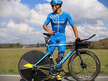 Ganz in Blau: der Michelauer Triathlon-Profi Andreas Dreitz mit seinem neuen Sportgerät Foto: pr