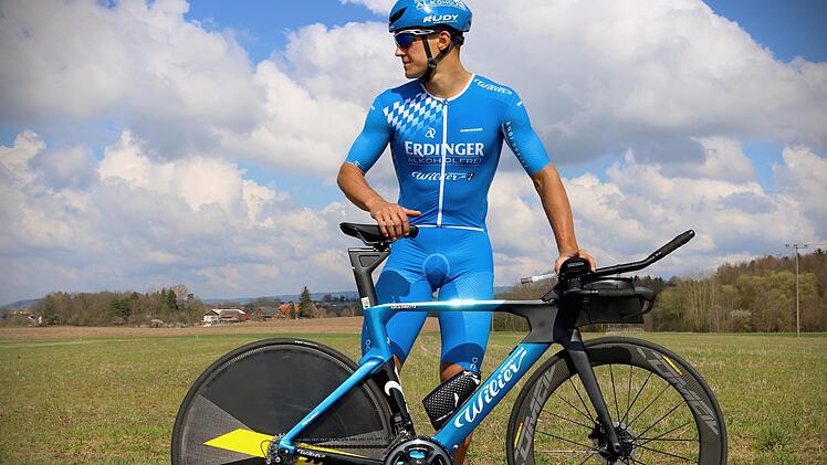 Ganz in Blau: der Michelauer Triathlon-Profi Andreas Dreitz mit seinem neuen Sportgerät Foto: pr