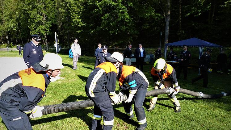 Die Gastgeber beim Kuppeln der Saugschläuche mit von links Sebastian Förster, Julian Ringsdorf, Fabian Schmidt und Thomas Blätterlein. Foto: Werner Reißaus