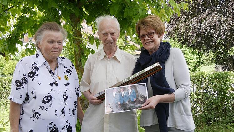 Ein Foto zur Erinnerung mit Bürgermeisterin Elke Protzmann  (rechts) gehört einfach ins Familienalbum. Und Jubilar Horst Wolf hatte  keine Präsente  im Arm, vielmehr sein Tanzkapellen-Foto und seine  große Mundharmonika  - und natürlich seine Frau Edeltraut.   - Foto: Manja von  Nida