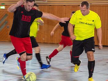 Drückend überlegen waren die Schwürbitzer Altliga-Fußballer (schwarze Trikots), die sich im Auftaktspiel gegen den FC Michelau klar mit 7:1 durchsetzten. Foto: Klaus Gagel